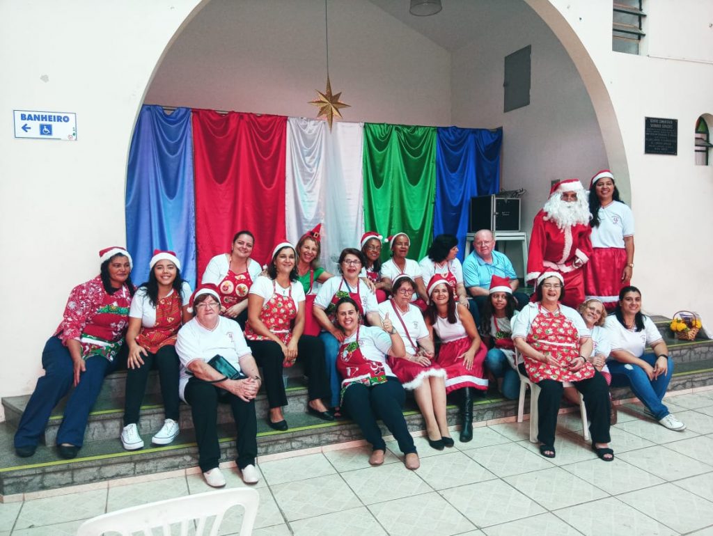 Catequistas da Paróquia dos Sagrados Corações, junto com Pe. Sérgio Stein, sscc., pároco e reitor do Santuário