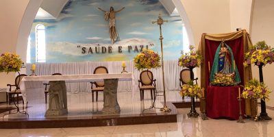 Altar do Santuário Saude e Paz com a imagem de Nossa Senhora da Abadia