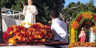 Foto da procissão dos Sagrados Corações com destaque para a imagem do Beato Padre Eustáquio