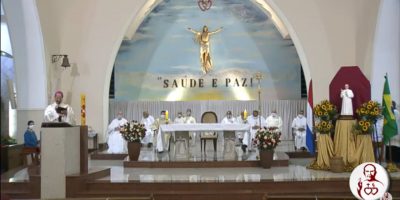 Altar da igreja do Padre Eustáquio com a presença de Dom Walmor, no púlpito, fazendo a homilia e padres da Congregação dos Sagrados Corações sentados ouvindos atentamente