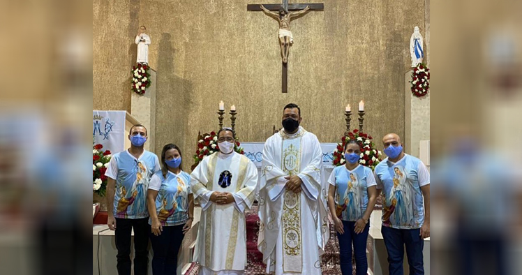 Padres, festeiros e capitães de mastro na abertura das Festividades de Nossa Senhora de Lourdes em Poá, São Paulo